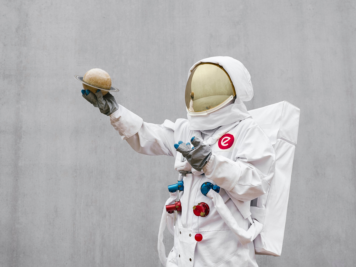 Astronaut mit Planet