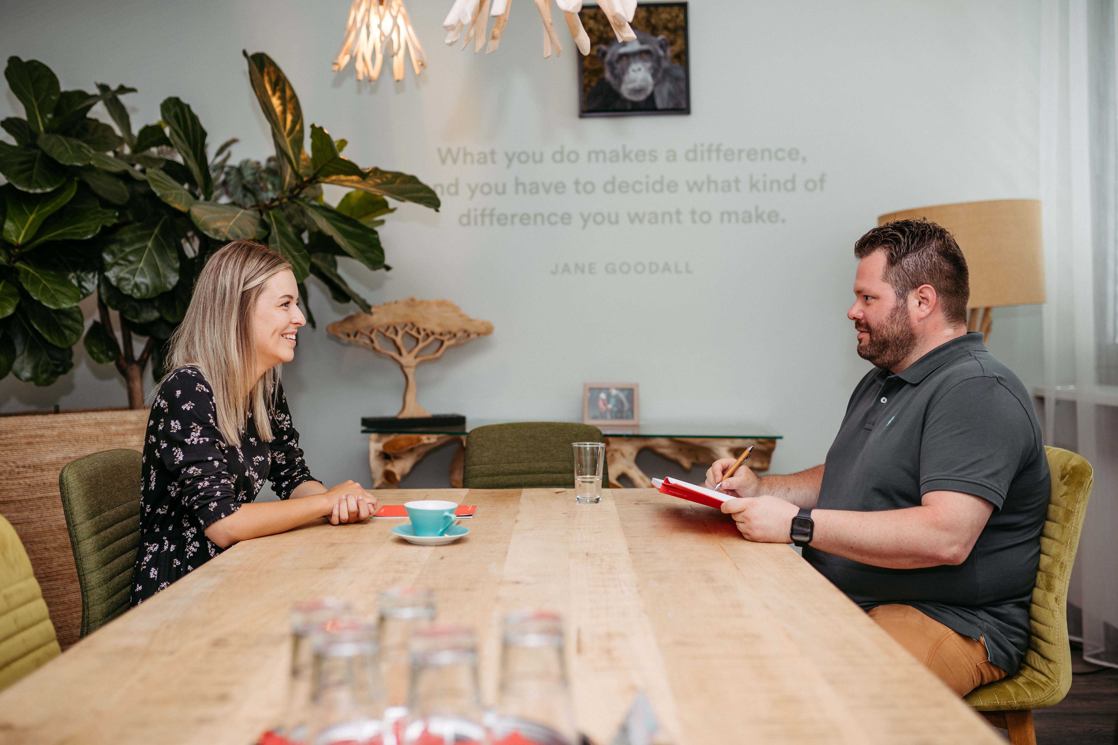 Besprechung im Jane Goodall