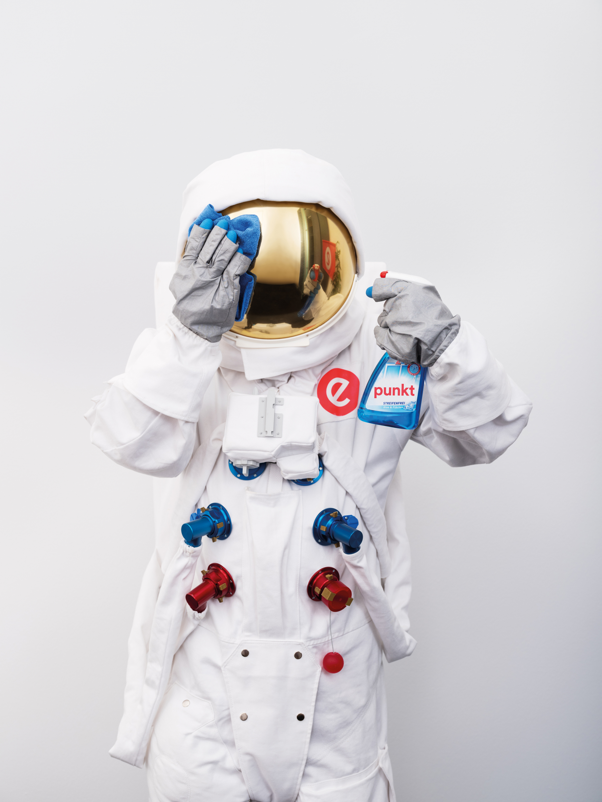 Astronaut putzt sich Visier